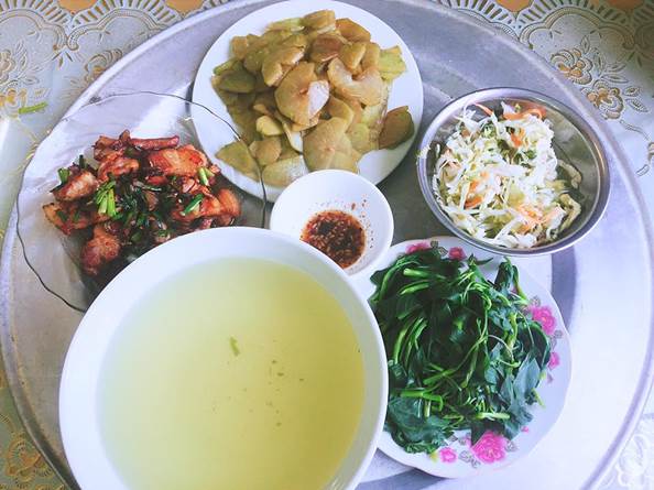 Chia sẻ mm cơm gia đnh 5 người chưa đến 50 ngn, c gi trẻ bị cc 'thnh  soi' 'mổ xẻ'